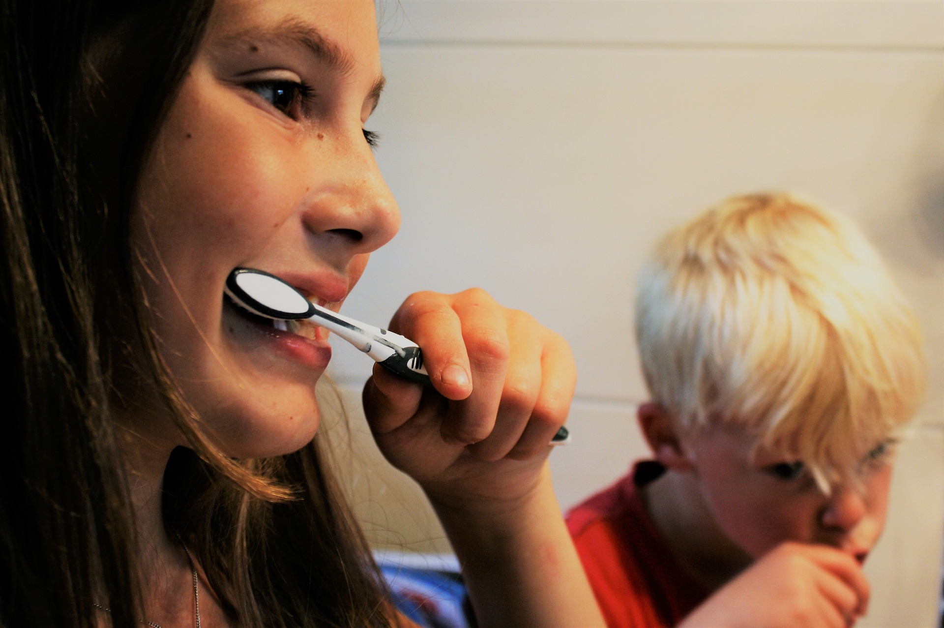 brush-teeth-2103219_1920